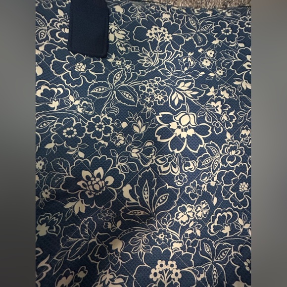 Large quilted blue and white floral printed, zippered tote - Picture 6 of 10